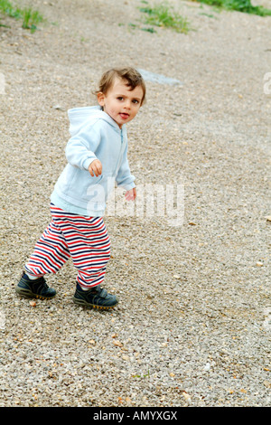 Ein netter Junge, walking im freien Stockfoto