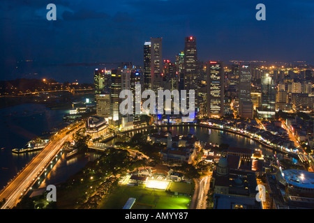 Singapore Central Business District und Finanzzentrum in der Nacht vom Swissotel Stamford Hotel Stockfoto
