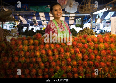 Marktstand verkaufen frisches Obst und Gemüse Markt Rayong Thailand Stockfoto