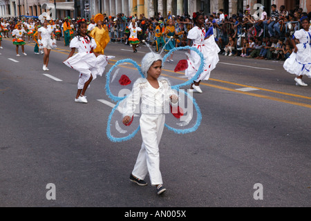 Kind im Schmetterling Kostüm an Karneval, Havanna, Kuba. Stockfoto