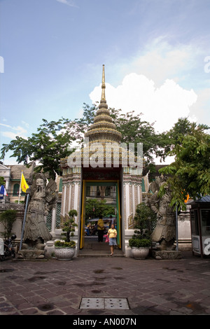 Tor des Wat Pho (Tempel des liegenden Buddha) Wat Phra Chetuphon Bangkok Thailand, mit Guardian Giants (Nyak) auf beiden Seiten. Die Aussicht ist von der Innenseite des Tempelgeländes aus und blickt nach außen. Stockfoto