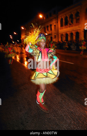 Junge schwarze Frau in ausgefallenen Kostüm an Karneval, Havanna, Kuba. Stockfoto