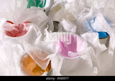 Multi farbige Glas Tee Lichter im weißen Gewebe für Geschenke verpackt werden. Stockfoto