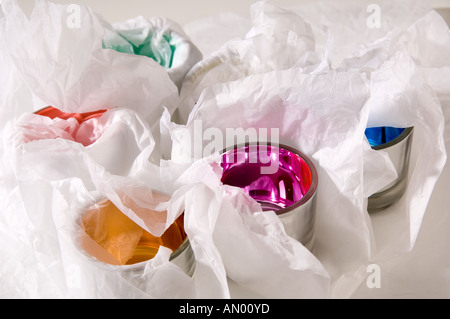 Multi farbige Glas Tee Lichter im weißen Gewebe für Geschenke verpackt werden. Stockfoto