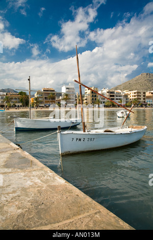 Kleine Boote vor Anker in der Bucht bei Port de Pollenca auf Mallorca Balearen Spanien Stockfoto