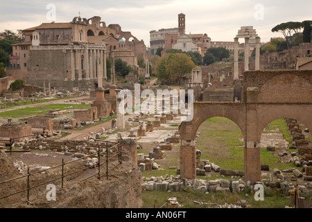 Das Forum Romanum und Kolosseum im Hintergrund Rom Italien Stockfoto