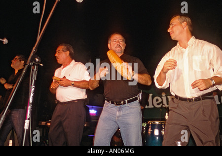 Kubanische Band, die erklingt in einer Nachbarschaft Festival in Coconut Grove Miami Florida USA Stockfoto