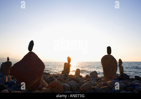 Steinen ausgeglichen in der Nähe von Gewässerrand in Puerto Vallarta, Mexiko Stockfoto