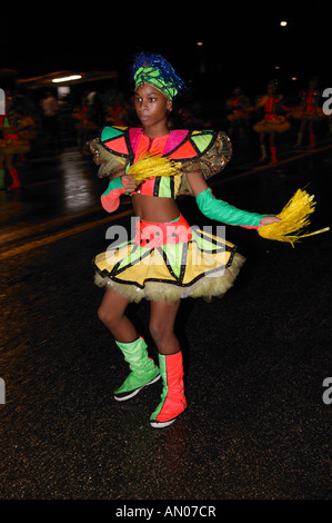 Junge schwarze Frau in ausgefallenen Kostüm an Karneval, Havanna, Kuba. Stockfoto