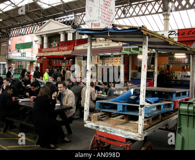 Geschäftsleute, die dem Mittagessen in Spitalsfield Markt Stockfoto