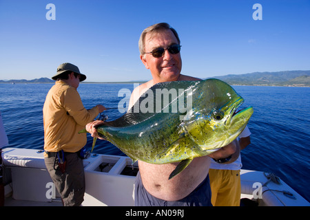 Mann hält frisch gefangen Mahi Mahi Fisch von der Küste von Baja California, Mexiko Stockfoto