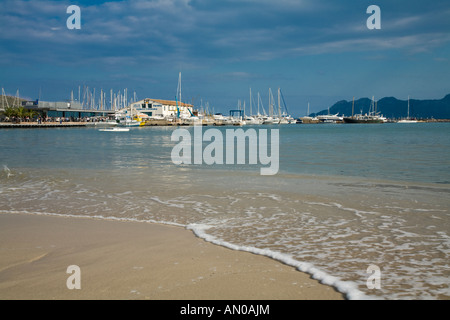 Hafen Sie bei Port de Pollenca vom Strand Mallorca Balearen Spanien Stockfoto