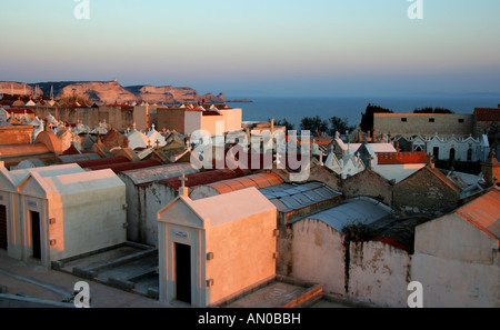 Der Im Osten Bastias Liegende Friedhof in Einer Friedvollen werden | der Friedhof von Bastia in eine friedliche Abendstimmung Stockfoto