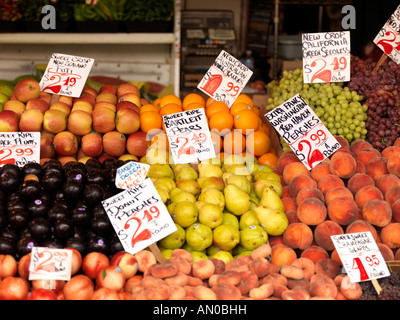 Frisches Obst zum Verkauf am Pike Place Market, eine bunte Veranstaltung in der Innenstadt von Seattle Stockfoto