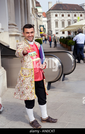 Männer im klassischen Kostüm außerhalb der Albertina in der Innenstadt von Wien, Österreich, Europa Stockfoto