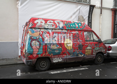 Alten van bedeckt in Graffiti-Kunstwerk Paris Frankreich Stockfoto