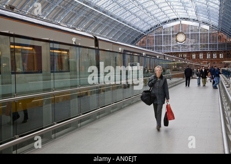 Ein Passagier macht ihren Weg vorbei an einem stationären Eurostar-Zug im Bahnhof St. Pancras International Bahnhof, London, England. Stockfoto