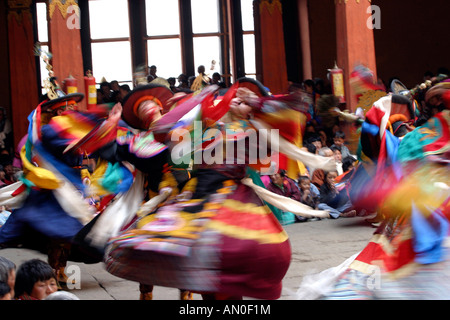 Bhutan Paro Festival Tsechu Tanz der schwarzen Hüte Shanag verschwommen Tänzer