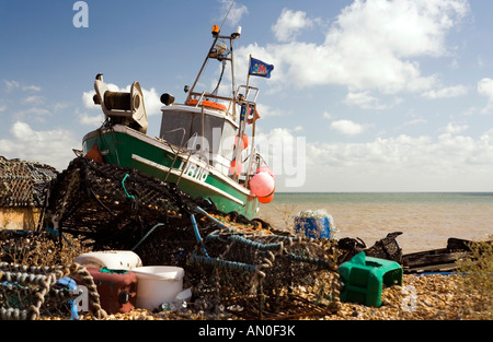 UK-Kent-Deal Fischerboot und Hummer Töpfe am Strand Stockfoto