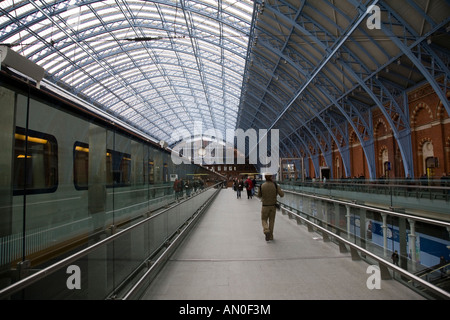 Ein Passagier macht seinen Weg vorbei an einem stationären Eurostar-Zug im Bahnhof St. Pancras International Bahnhof, London, England. Stockfoto