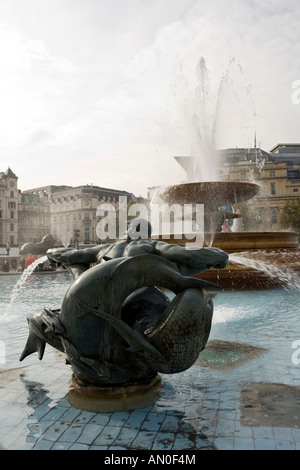 UK London Trafalgar Square Beatty Memorial Fountain Nereid und Triton mit Delfinen durch William McMillan Stockfoto