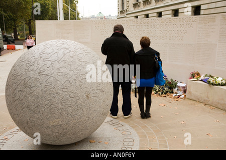 UK London Horse Guards Road 2002 Bombenanschlag auf Bali Denkmal des Bildhauers Gary Breeze Stockfoto