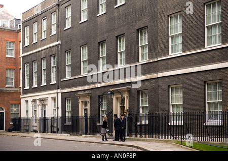 UK London Whitehall Downing Street Menschen sprechen Polizisten außerhalb Nummer 10 Stockfoto