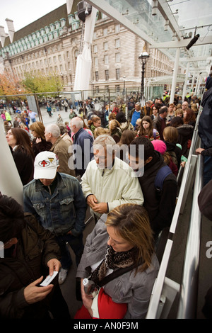 UK London South Bank London Eye Massen queueing Stockfoto