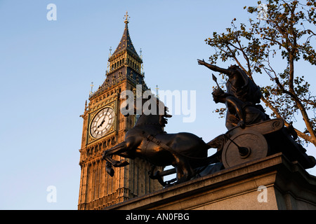 UK London Westminster Bridge Boadicea Skulptur von Thomas Thornycroft und Big Ben St Stephens Clock Tower Stockfoto