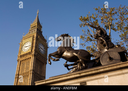 UK London Westminster Bridge Boadicea Skulptur von Thomas Thornycroft und Big Ben St Stephens Uhrturm Stockfoto