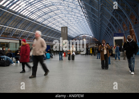 Passagiere warten neben einem stationären Eurostar-Zug im kürzlich renovierten Bahnhof St. Pancras International Bahnhof, London Stockfoto