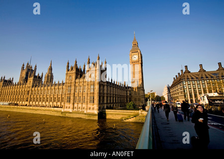 Großbritannien-London-Pendler über Westminster Brücke in Richtung Big Ben St Stephens Turm am frühen Morgen Stockfoto