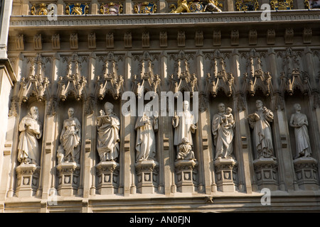 UK London Westminster Abbey modernen Märtyrer Statuen über die West-Veranda Stockfoto