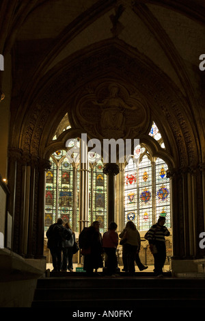 UK London Westminster Abbey Chapter House Besucher im Eingangsbereich Stockfoto