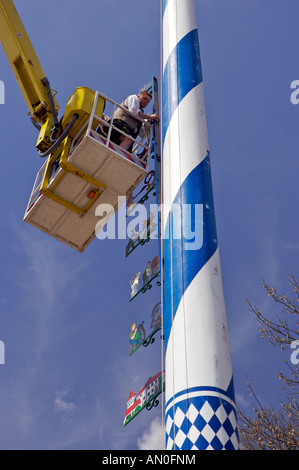 Traditionelle Maibaumfest in Putzbrunn in Südbayern, Deutschland, in der Nähe von München. Stockfoto