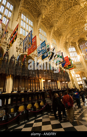 UK London Westminster Abbey Marienkapelle erbaut von Heinrich VII. heraldische Banner oben dekorativ geschnitzten Chorgestühl Eiche Stockfoto