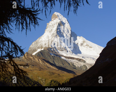 Gipfel des Matterhorn Berg von Zermatt aus mit Neigung von Hügel in dunklen Schatten Silhouette der Schweizer Alpen Wallis Schweiz Stockfoto