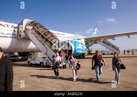 Malediven Male International Airport-Passagiere auf Vorfeld Qatar Airways A330 Airbus verlassen Stockfoto