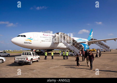 Malediven Male International Airport-Passagiere auf Vorfeld Qatar Airways A330 Airbus verlassen Stockfoto