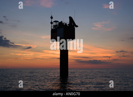 Oberen Teil der experimentellen Unterwasser Gezeiten erzeugenden Turm aus Lynmouth Silhouette bei Sonnenuntergang North Devon England Stockfoto