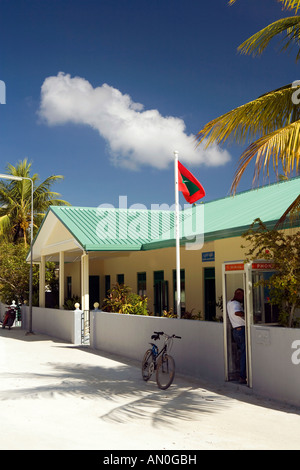 Malediven Addu Atoll Hulhudhoo Midu Stadt Mann in der Telefonzelle an Gemeindeverwaltung Stockfoto