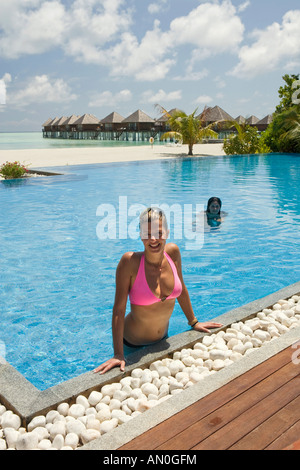 Malediven Süd Male Atoll Olhuveli Resort junge Frau im Schwimmbad Stockfoto