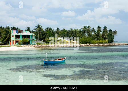 Malediven-Addu Atoll Maradu bunt bemalten Gebäude direkt am Meer Stockfoto