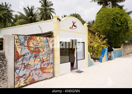 Malediven-Addu Atoll Maradu bunt bemalte Shop vorderen Wandbild Stockfoto