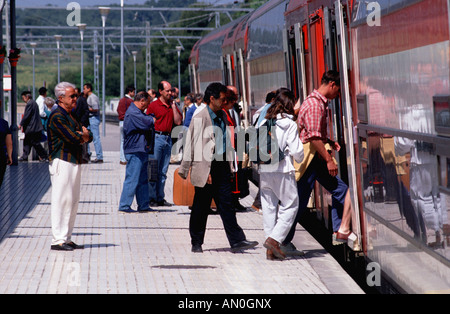 Fluggästen Zug am Bahnhof von Sitges, Katalonien Catalunya. Stockfoto