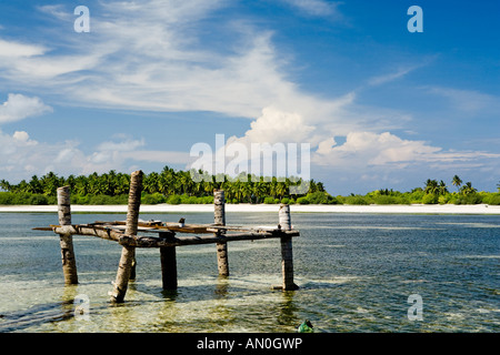 Malediven-Addu Atoll Feydhoo Westküste alte Anlegestelle gegenüber Savahili Insel Stockfoto