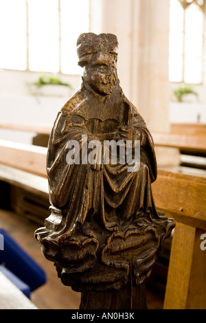 UK Suffolk Blythburgh Dorf All Saints Church Pew Ende Figur gekleidet in Roben von Büro- und Hut Stockfoto