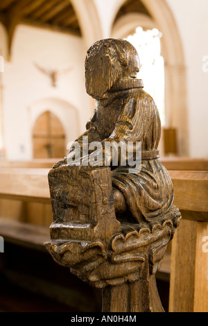 UK Suffolk Blythburgh Dorf All Saints Church sieben Todsünden Trunkenheit Pew Ende Figur in Aktien Stockfoto