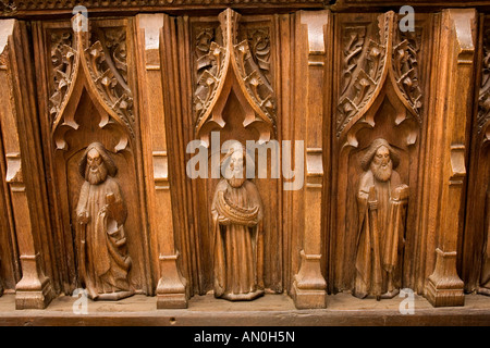 UK Suffolk Blythburgh Dorf Holy Trinity Kirche Chorgestühl vorn Heiligen James weniger Jude und Simon Stockfoto