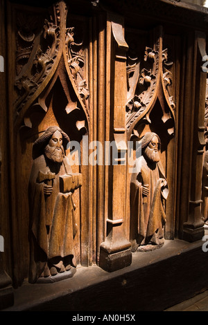 UK Suffolk Blythburgh Dorf Holy Trinity Kirche Chorgestühl vorn Heiligen Matthias und Bartholomäus Stockfoto